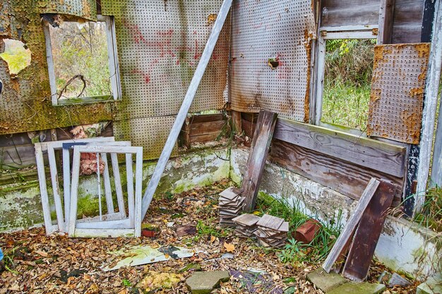 Foto decomposição de outono de um edifício rural abandonado em fort wayne, indiana