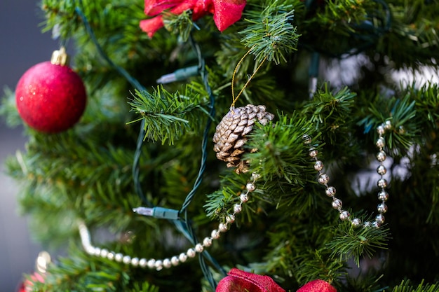 Decora el árbol de Navidad en el mercado navideño.