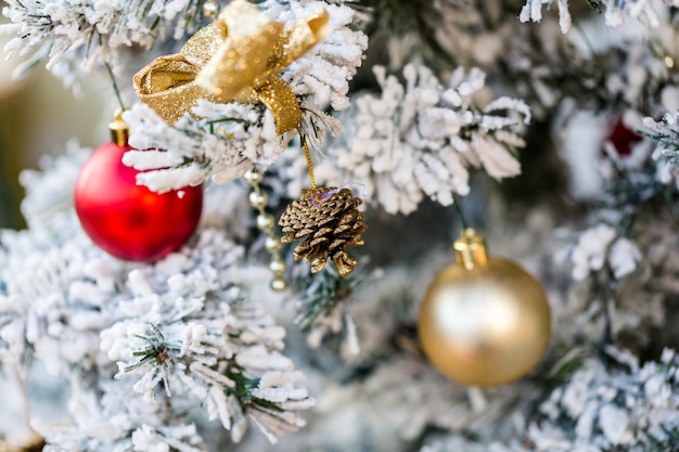 Decora el árbol de Navidad en el mercado navideño.