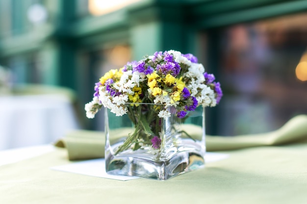 Decoração aconchegante com flores Bouquet of Field em vaso de vidro na mesa