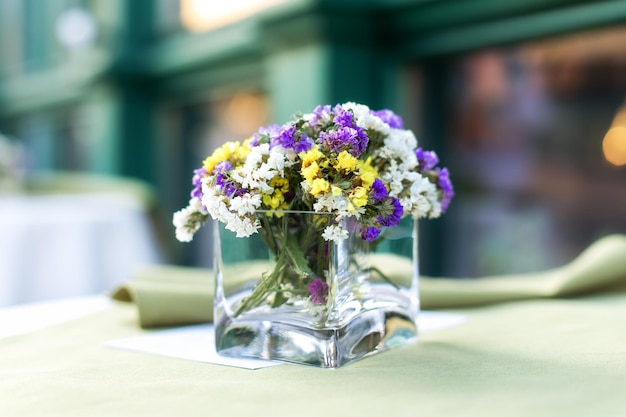 Decoração aconchegante com flores bouquet of field em vaso de vidro na mesa