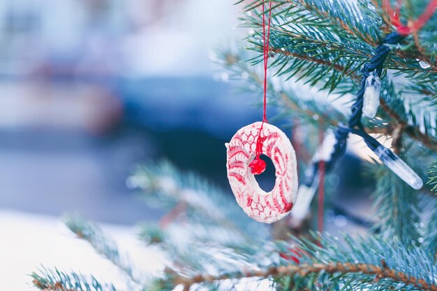 Decoração artesanal DIY em uma árvore de Natal