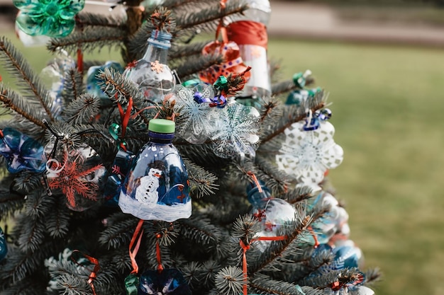 Decoração artesanal DIY em uma árvore de Natal