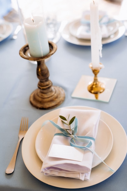 Decoração atmosférica de velas com lareira na mesa de banquete