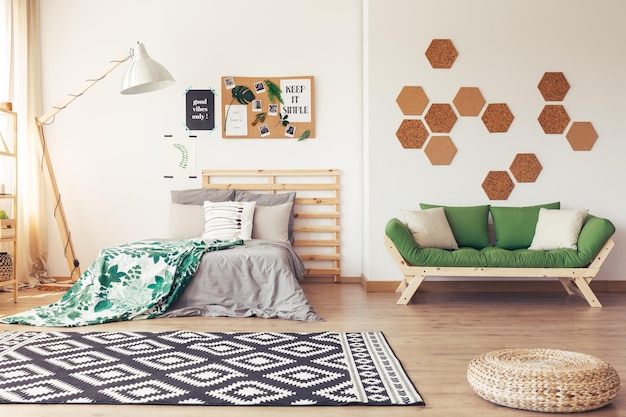 Decoração botânica de quarto aconchegante
