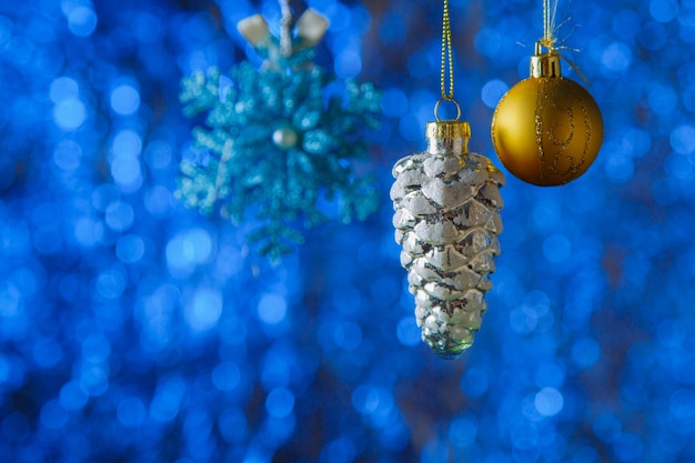 Decoração brilhante de bugiganga de Natal, close-up