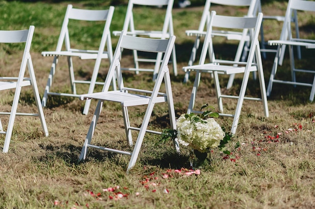 Decoração cerimônia de casamento, cadeiras, arcos, flores e decoração de vários