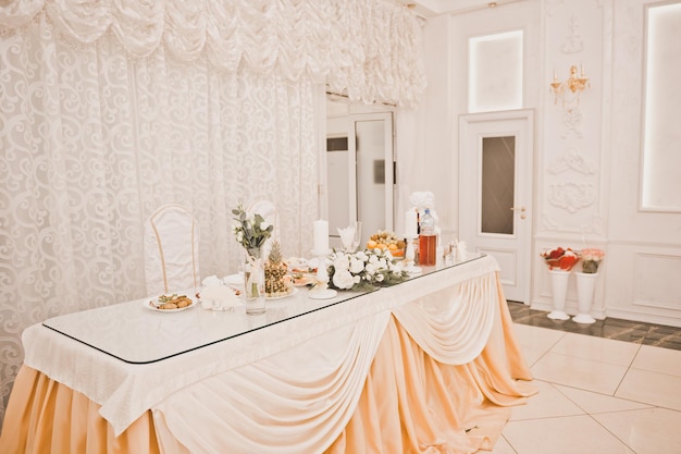 Decoração cerimonial da mesa de casamento para os noivos 250