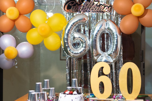 Decoração com balões número 60 na festa de aniversário