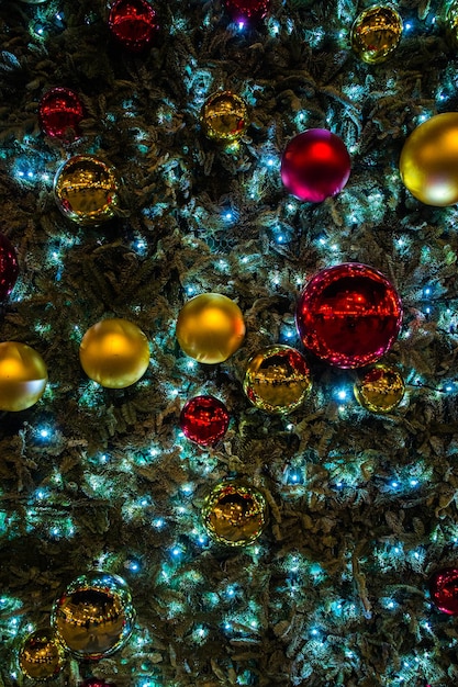 Decoração com bolas vermelhas e douradas com luz de natal