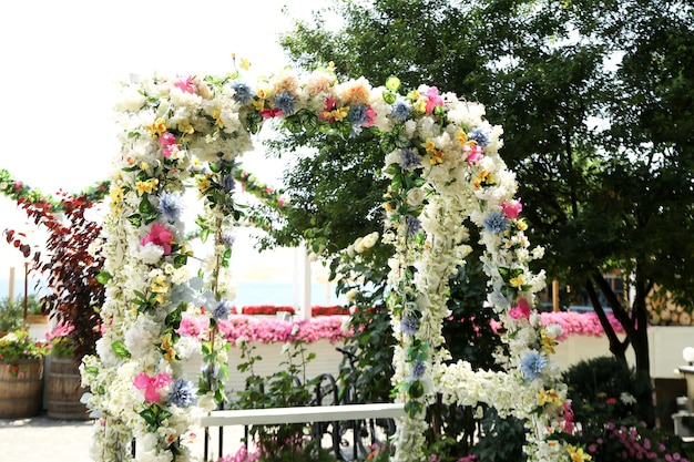 Decoração com flores ao ar livre em dia ensolarado