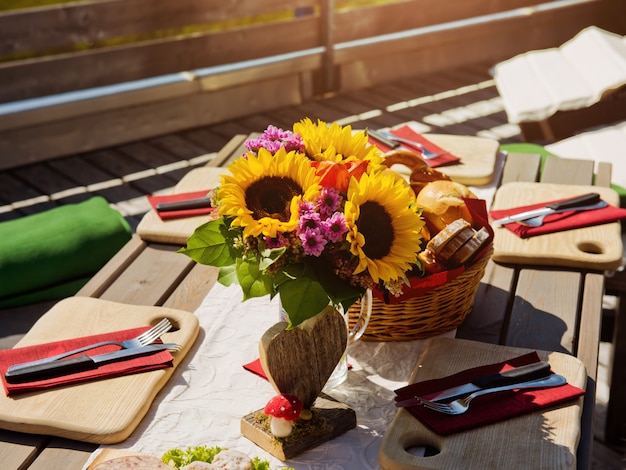 Decoração com flores na mesa de madeira no café.