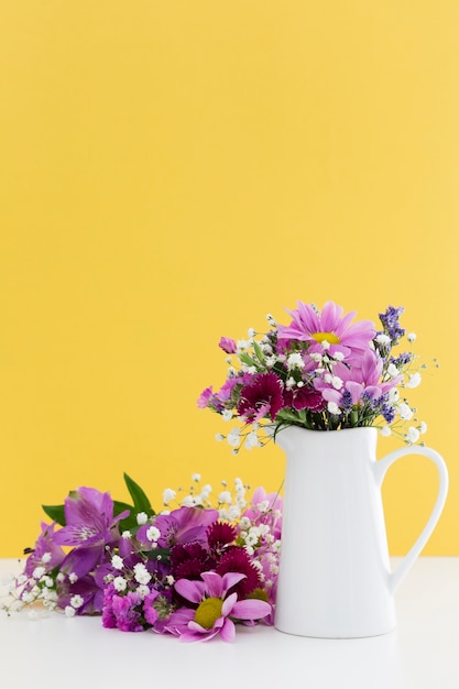 Foto decoração com flores roxas e fundo amarelo