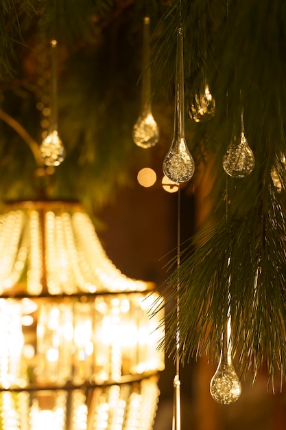 Decoração da árvore de natal à noite, a luz da noite da sala de estar e o reflexo