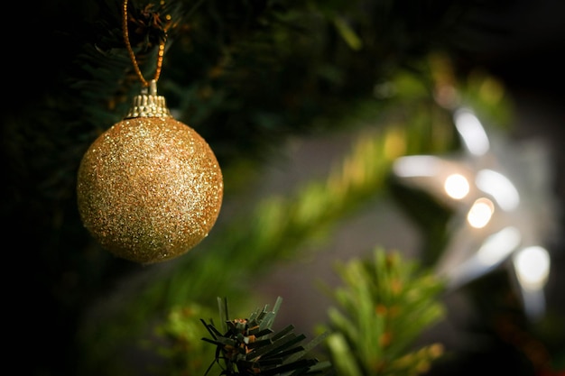 decoração da árvore de natal com enfeites e fundo desfocado na época do natal