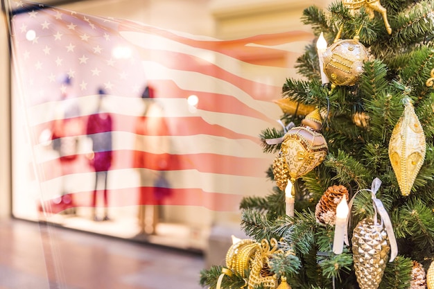 Decoração da árvore de Natal em shopping com bandeira dos eua