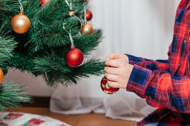 Decoração da árvore de Natal em um fundo branco