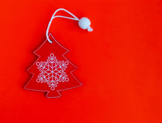 Decoração da árvore de Natal em um fundo vermelho com espaço para o modelo de cartão de Natal de texto