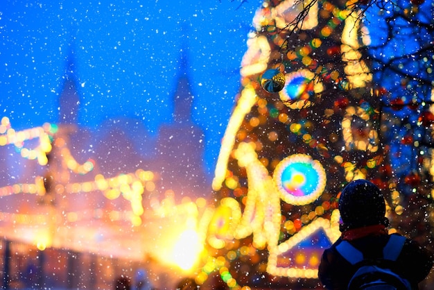 Decoração da árvore de natal na neve quadradohd