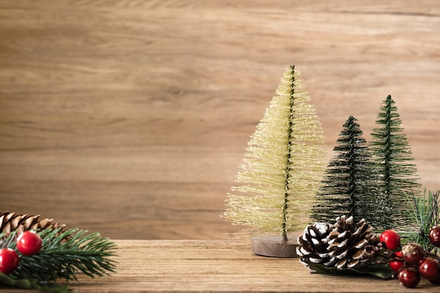 Decoração da árvore de natal no fundo da tabela. pinha, visco e bola de sino pendurado na parede