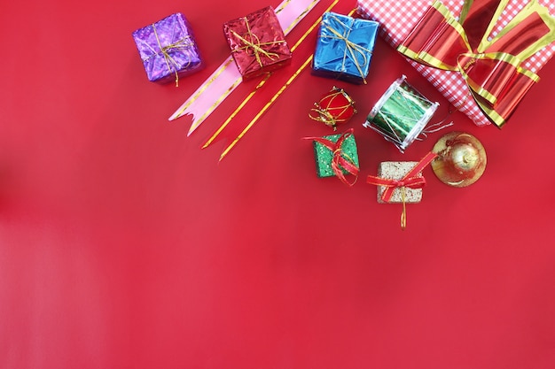 Decoração da caixa de natal no assoalho vermelho. a vista superior e tem o espaço da cópia.