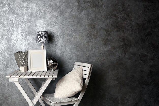 Foto decoração da casa em mesa em fundo de parede cinza