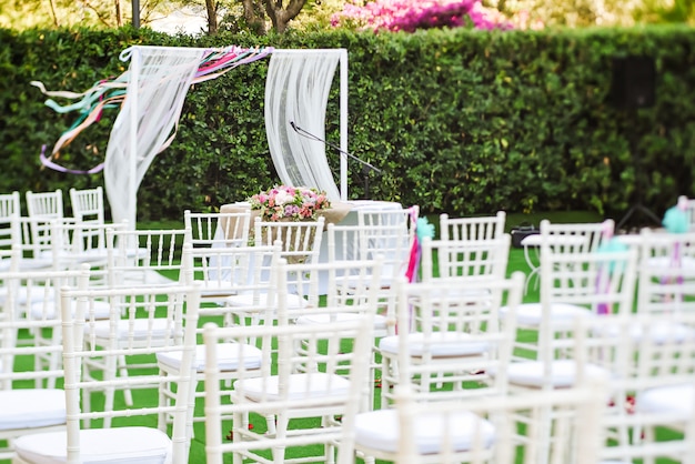 Decoração da cerimônia de casamento ao ar livre