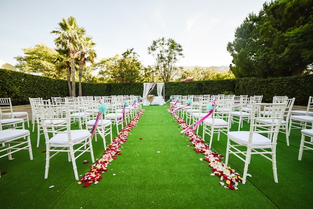 Decoração da cerimônia de casamento ao ar livre