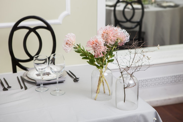 Foto decoração da mesa de jantar de casamento no restaurante com velas, flores, peônias e botões de ouro, ramos