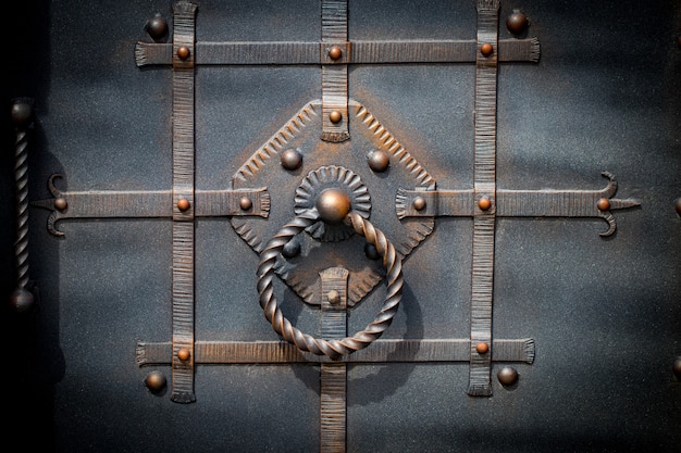 Decoração da porta com elementos ornamentados em ferro forjado, close-up.