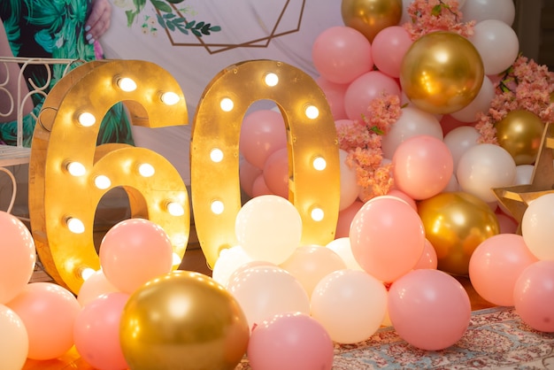 Decoração de aniversário com balões rosa e luzes