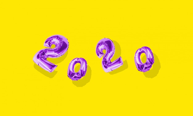 Foto decoração de ano novo 2020. números violetas infláveis
