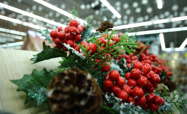 Decoração de Ano Novo e Natal na loja de souvenirs fecha