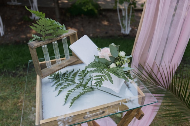 Decoração de arcos e cadeiras para a cerimônia de casamento