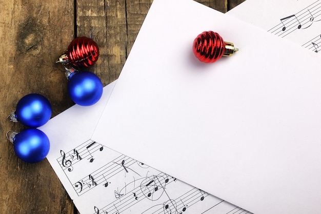 Decoração de árvore de Natal de composição de ano novo na mesa e partitura com notas musicais