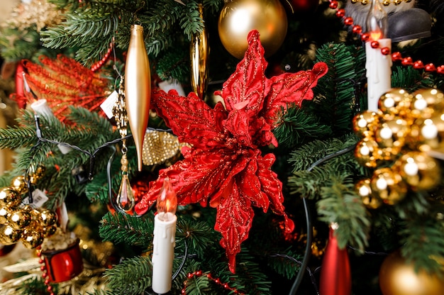 Decoração de árvore de Natal elegante em tons de vermelhos e dourados