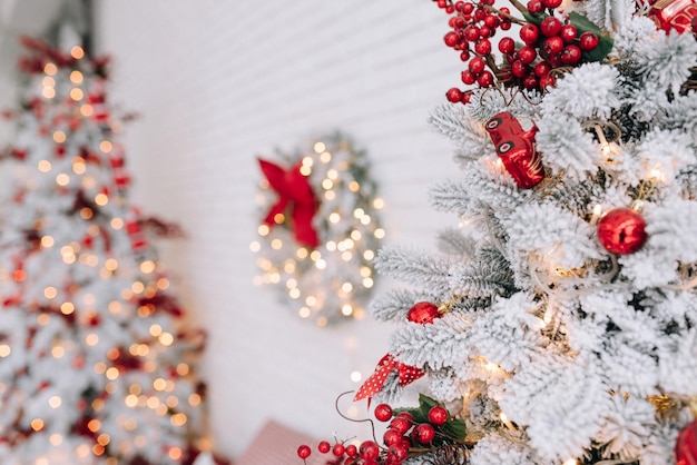 decoração de árvore de natal em fundo de madeira