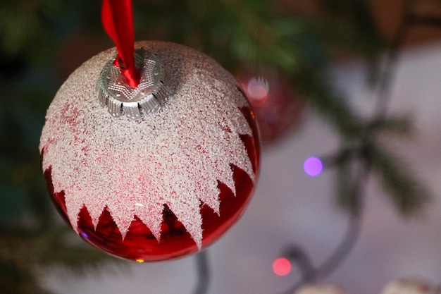 Decoração de árvore de Natal grande bola vermelha com granulado branco