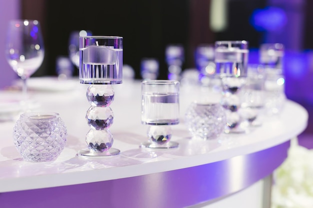 Decoração de banquete de casamento elegante e configuração de mesa no restaurante.