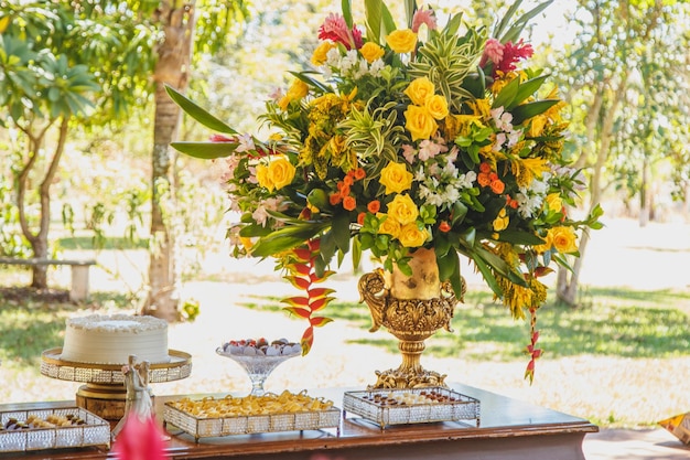 Decoração de belos arranjos de flores naturais