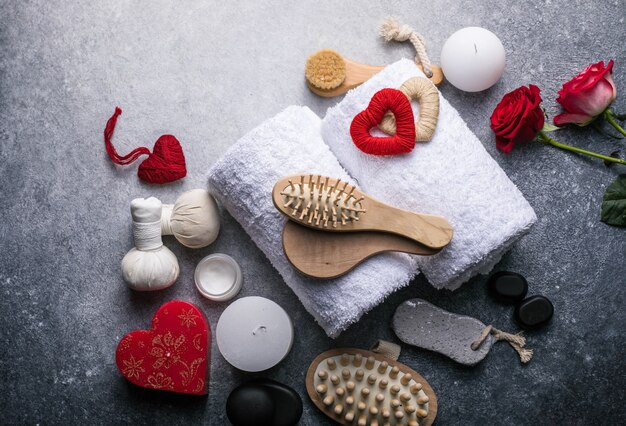 Decoração de bem-estar, configuração de massagem spa, em fundo de pedra. Conceito de dia dos namorados.