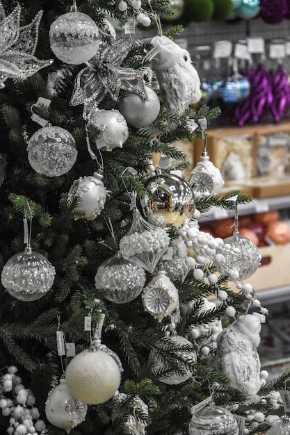Decoração de bola de árvore de Natal e ano novo atmosfera de feriado de árvore de natal