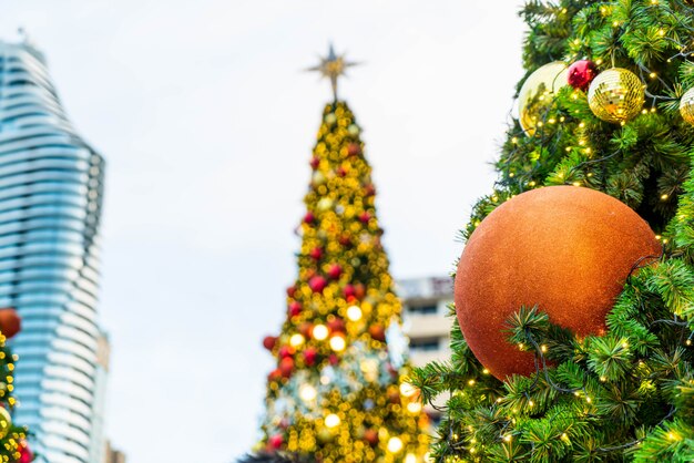 decoração de bola de natal na árvore de natal