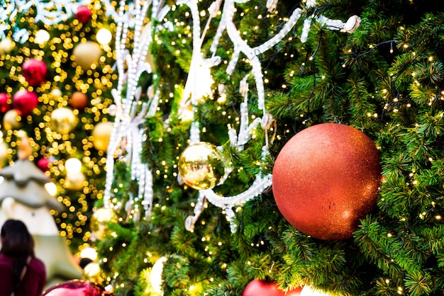 decoração de bola de natal na árvore de natal