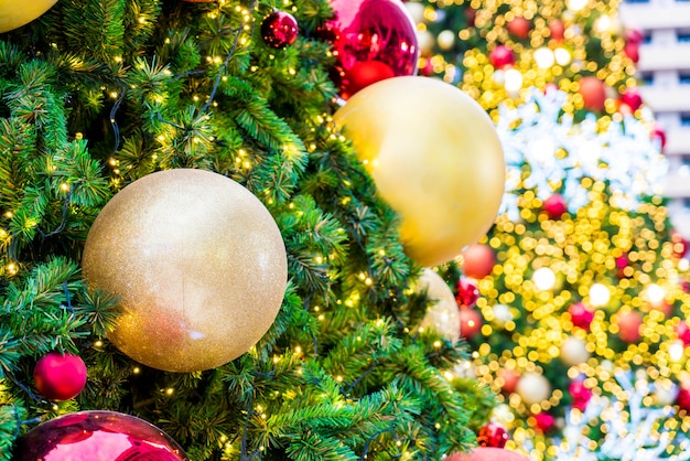 Foto decoração de bola de natal na árvore de natal