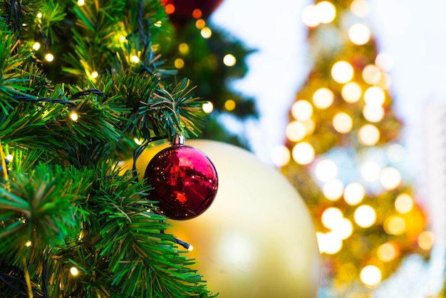 decoração de bola de natal na árvore de natal