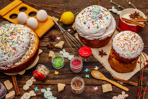 Decoração de bolo de Páscoa. Açúcar em pó, cobertura, pérolas comestíveis