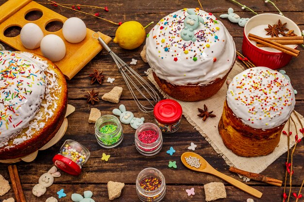 Decoração de bolo de Páscoa. Açúcar em pó, cobertura, pérolas comestíveis