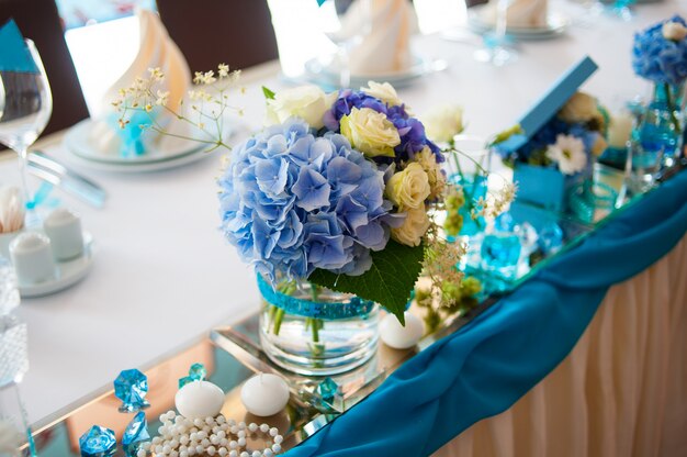 Decoração de buquês linda na mesa de casamento em um restaurante