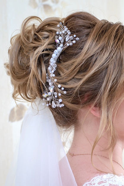 Decoração de cabelo de casamento para noiva closeup